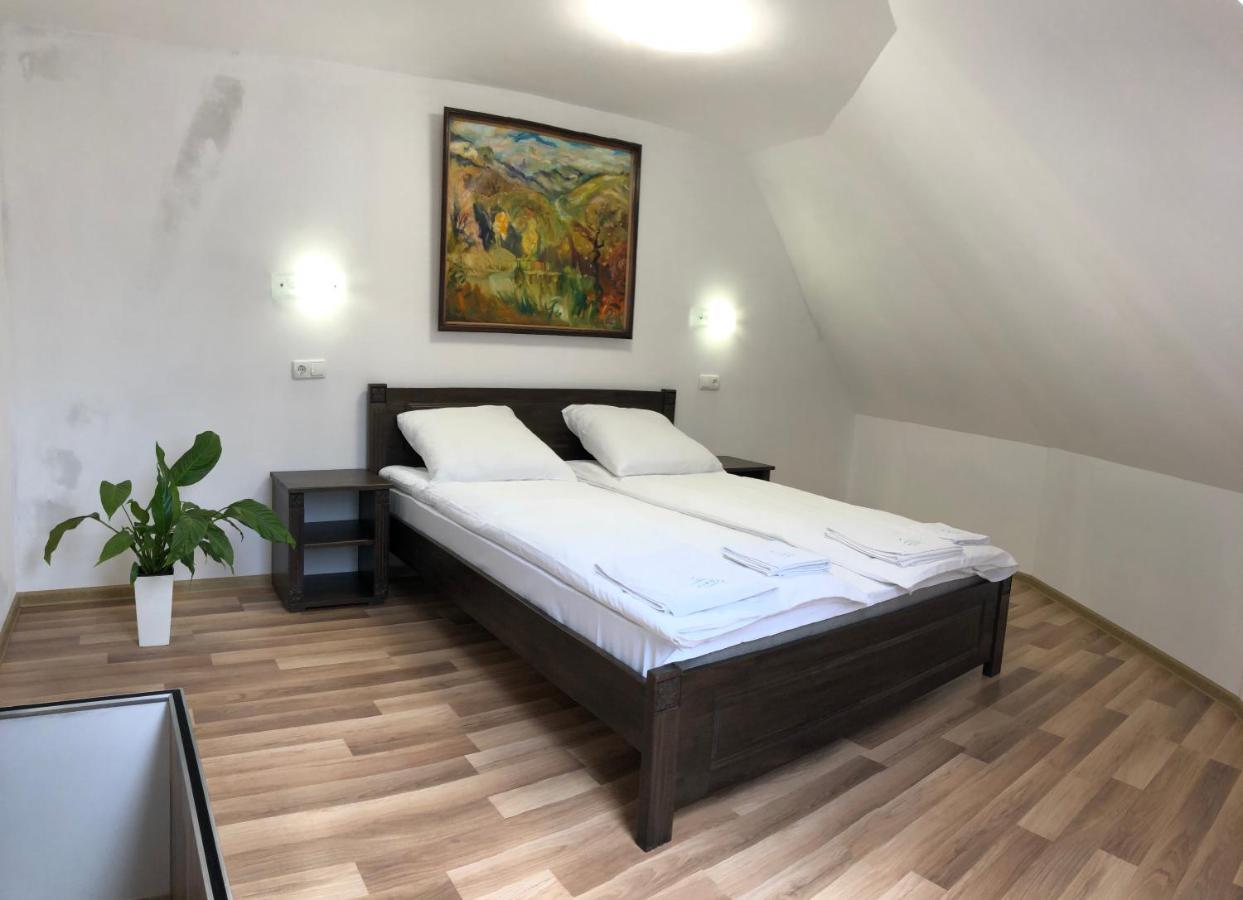 Hotel Europa à Rakhiv Extérieur photo