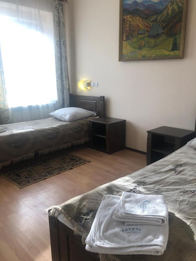 Hotel Europa à Rakhiv Extérieur photo