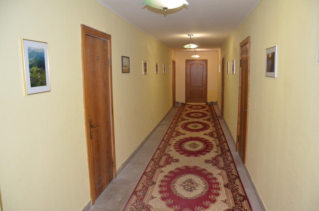 Hotel Europa à Rakhiv Extérieur photo
