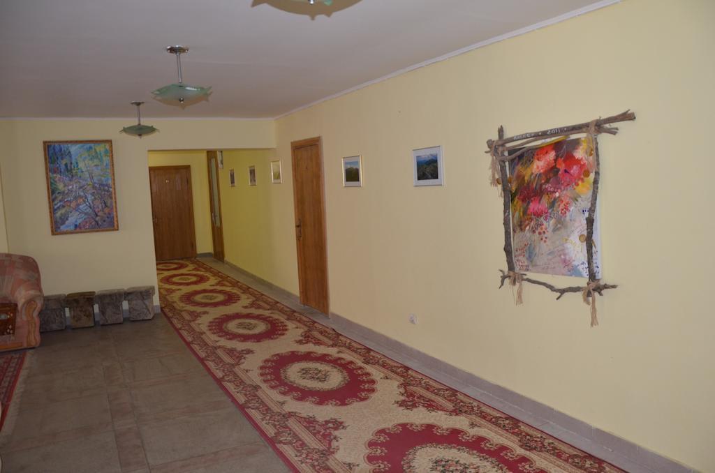 Hotel Europa à Rakhiv Extérieur photo