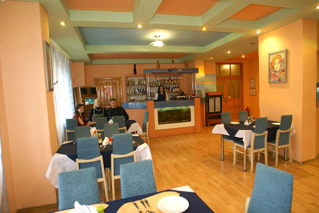 Hotel Europa à Rakhiv Extérieur photo