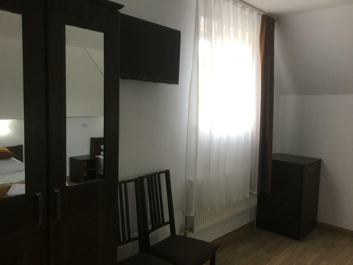 Hotel Europa à Rakhiv Extérieur photo